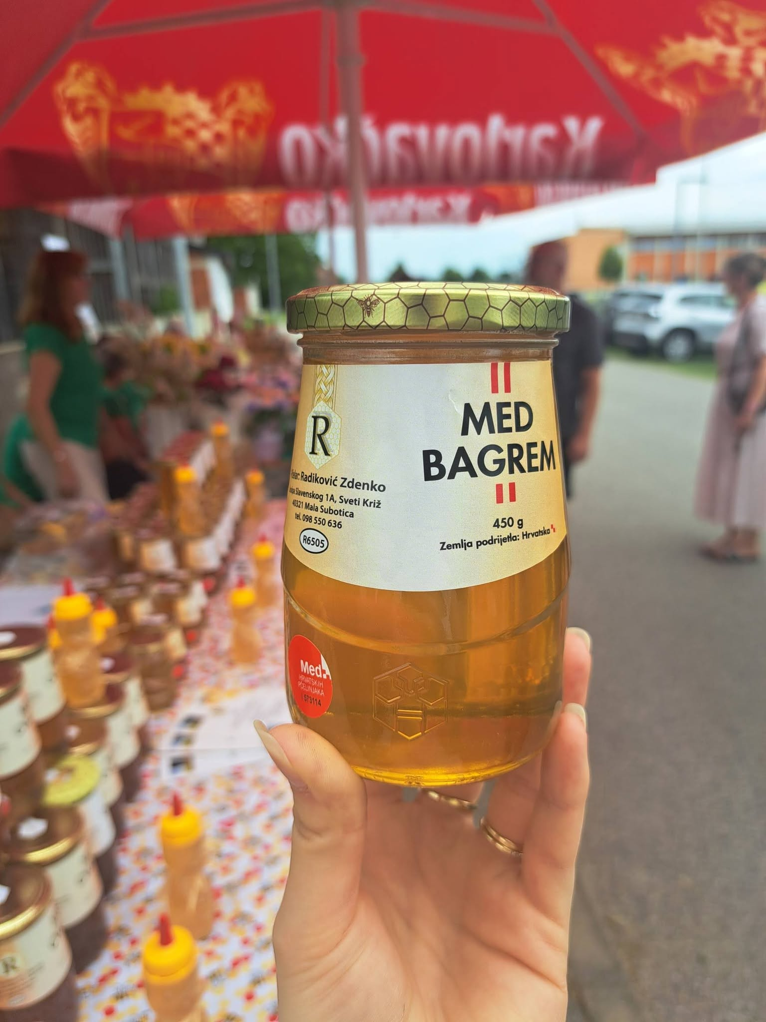 Staklenka meda Pčelarstva Radiković s etiketom MED BAGREM, pakiranje od 450 g